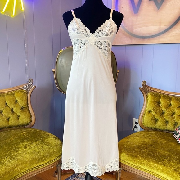 Vintage Vanity Fair Pastel Pink With Cream Floral Lace Slip Size 32 - Picture 1 of 9